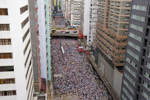 PREPLAVLJENE ULICE HONGKONGA, NAJVEĆI PROTESTI ZA 15 GODINA: Bune se protiv izručenja Kini! Više od 2.000 policajaca nadgleda miting! (FOTO GALERIJA)