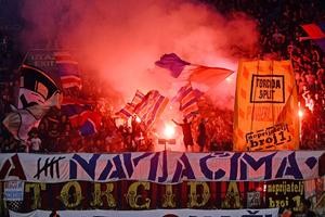 VELIKI SKANDAL U HRVATSKOJ! Navijači Hajduka iz Splita signalnom raketom pokušali da prekinu BRUKU svoje ekipe! VIDEO