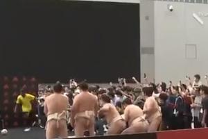 SVI SE PITAJU GDE ĆE POGBA, A ON UŽIVA U JAPANU: Francuz vežbao slobodne udarce sa SUMO RVAČIMA! Pogledajte kako (VIDEO)