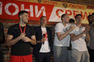 PROSLAVA TITULE NA KALEMEGDANU: Zvezdini košarkaši sa navijačima nastavili slavlje na beogradskoj tvrđavi! (KURIR TV)
