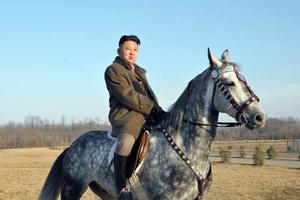 NOSIO JE DŽORDANKE, BIO OPSEDNUT KOŠARKOM, A ZA POJASOM IMAO PIŠTOLJ VEĆ SA 11 GODINA: Kim je imao detinjstvo koje nije ni izdaleka ličilo na današnji stil lidera Severne Koreje!