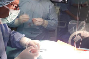 ČINI ČUDA! POSLE TEŠKIH OPERACIJA KIČME PACIJENTI NA NOGAMA I OTPUŠTENI KUĆI: Ovaj francuski hirurg u Kragujevcu spasava ljude od invaliditeta (FOTO)