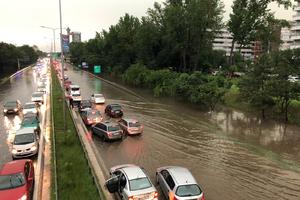 ZATVORENI PRILAZI AUTO-PUTU BEOGRAD-ZAGREB! REKA TEČE KOLOVOZOM: Zastrašujuće scene na pravcu E-75, automobili idu kroz vodu, sve je poplavljeno! NE sedajte u auto bez preke potrebe (KURIR TV)