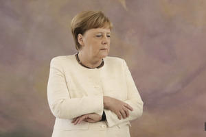 SVI SU GLEDALI KOLIKO SE NEKONTROLISANO TRESE, A SADA SE I SAMA OGLASILA: Evo šta je Angela Merkel rekla o svom zdravlju! (VIDEO)