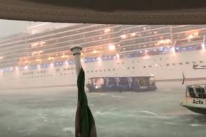 STRAVIČNA OLUJA U VENECIJI: Kruzer izgubio kontrolu i zamalo udario u pristanište puno turista i brodova, snimak nevremena ledi krv u žilama (VIDEO)