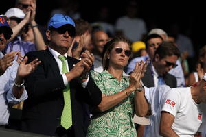 MIRKINE MUKE NA VIMBLDONU: Dok je Federer rasturao Nadala, njegova supruga se bavila haljinom i pritom PREVIŠE otkrila! (VIDEO)