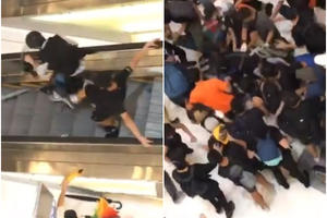 BRUTALNI SNIMCI IZ HONGKONGA: Besna rulja išutirala policajca sa stepenica! Posle ga okružili i nastavili da mlate kišobranima iz sve snage (VIDEO)