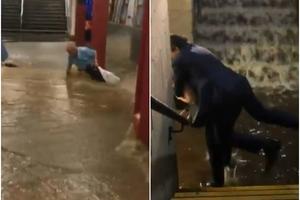 OVAKO NEŠTO NISTE DOSAD VIDELI: Dok je bujica nosila čoveka u njujorškom metrou, ovaj putnik u skupocenom odelu se izborio sa poplavama na šokantan način! (VIDEO)