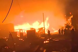 UŽASAN POŽAR U PERUU: Izgorelo 200 kuća, vatrogasci se satima borili sa vatrenom stihijom (VIDEO)