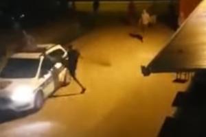 POTPUNO LUDILO: Muškarac se zaleće na policiju, šutira auto, udara ih i psuje! Dalmatinski policajci ga jedva zadržali! (VIDEO)