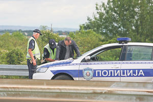 VELIKA POLICIJSKA POTERA: Maskirani lopovi ukrali auto iz rent-a-kara!