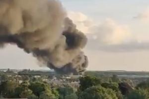 STRAVIČAN POŽAR U SKLADIŠTU U ENGLESKOJ: Odjekivale eksplozije, gust dim prekrio grad! Vatrogasci kažu da je situacija ozbiljna! (VIDEO)