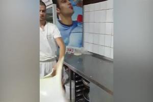 SVI VOLIMO BUREK! A evo snimka koji nam otkriva kako zaista pekari u Srbiji ručno razvijaju kore! (VIDEO)