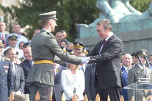 PROMOCIJA NAJMLAĐIH OFICIRA U BEOGRADU: Vučić najboljima dodelio oficirske sablje i paradne bodeže (FOTO)