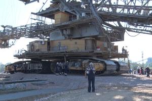 STAO SAOBRAĆAJ NA IBARSKOJ ZBOG PROLASKA NAJMOĆNIJE MAŠINE U SRBIJI: Ovo je Glodar 10, ima 1.600 tona i ide na novi zadatak, na kop Radljevo! ČUDO (VIDEO)