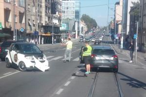 UDES U RUZVELTOVOJ ULICI, SUDARILA SE 2 AUTOMOBILA: Delovi kola razbacani po tramvajskim šinama (FOTO)