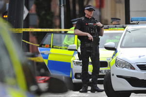 HAOS U TRŽNOM CENTRU U VELIKOJ BRITANIJI: Policajci napadnuti nožem pred uplašenom decom, ljudi vrištali