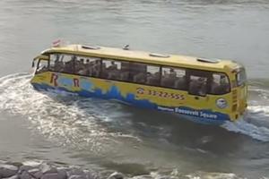 OVAJ AUTOBUS JE JEDNA OD NAJVEĆIH ATRAKCIJA U BUDIMPEŠTI: Vožnja po gradu traje 45 minuta, a turisti najviše vole da na njemu plove lepim plavim Dunavom! (VIDEO)