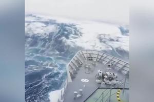DA SE NAJEŽIŠ! Ovako izgleda pogled iz kabine kapetana broda koji plovi morem na Antarktiku, dok talasi besne (VIDEO)