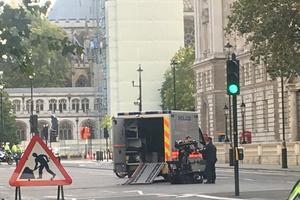 PANIKA U POLITIČKOM CENTRU LONDONA: Sumnjivi paket ostavljen kod Parlamenta, specijalci okružili područje! (FOTO)