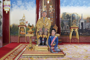 TAJLANDSKI KRALJ IZMEĐU DVE OFICIRKE: Jedna je postala kraljica, drugoj zbog zavere oduzeo titule i činove (VIDEO)