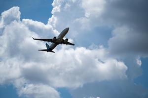 KONTROLU LETA U SLOVENIJI POZVAO PRESTRAŠENI PILOT: Jako svetlo treperi i skače oko nas! ISPLIVAO RAZGOVOR KOJI JE ŠOKIRAO REGION