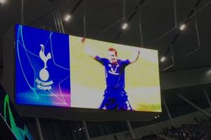 LONDON SE POKLONIO GORANU BUNJEVČEVIĆU Omaž Bunji u poluvremenu utakmice Totenhem - Crvena zvezda (KURIR TV)