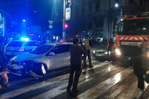 HAOS U CENTRU BEOGRADA: Sudar kod Londona napravio saobraćajni kolaps, reno megan totalno razvaljen (KURIR TV)