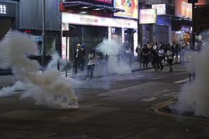 RATNE SCENE SA ULICA HONGKONGA: Hiljade demonstranata ne odustaje, policija odgovara suzavcem! (FOTO)