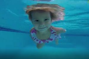 OVAJ VIDEO ĆE VAM ULEPŠATI DAN! Dvogodišnja devojčica pliva, roni i uživa! (VIDEO)