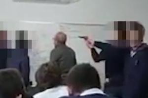 ZASTRAŠUJUĆA SCENA U SREDNJOJ ŠKOLI: Dok je profesor predavao lekciju i pisao na tabli, učenik je u njega uperio pištolj! (VIDEO)