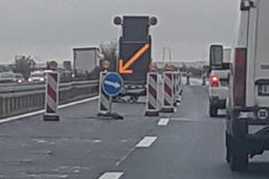 ČITALAC KURIRA MARKO JAVLJA: Prati strelicu i obavezno preko bankine?! Pogledajte sliku sa auto-puta za Novi Sad (FOTO)