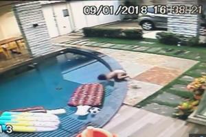 MALI HEROJ! Beba ostala sama u dvorištu pa upala u bazen, dotrčao je sedmogodišnji brat i izvukao je! (VIDEO)