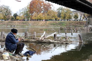 VELIKA MORAVA MOŽE DA SE PREGAZI: Nizak vodostaj, ribolovci tvrde da situacija nikad nije bila ovakva (FOTO)