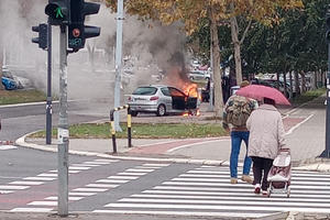 ŠOK PRIZOR NA NOVOM BEOGRADU: Automobil izgoreo nasred ulice, prolaznici u šoku! (FOTO)