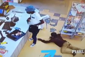 OVAKVU PLJAČKU NIKAD NISTE VIDELI Kupac puzeći pokrao naoružanog pljačkaša u Africi, pogledajte kako je pobegao! (VIDEO)