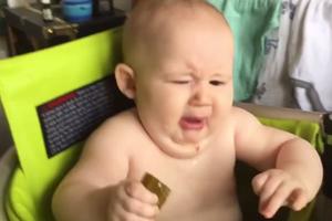 MRŠTI SE, ALI NE PUŠTA! Beba prvi put probala kiseli krastavac, njena reakcija je urnebesna! (VIDEO)