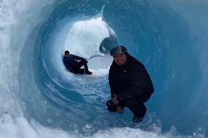 DA LI BISTE SE UPUSTILI U OVU AVANTURU? Turisti poludeli za ovim ledenim tunelom na Aljasci, uživanje na -25 ! (VIDEO)