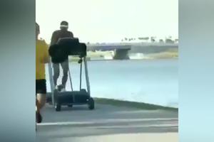 SULUDO DŽOGIRANJE! Ovaj čovek koristi traku za trčanje na otvorenom, prolaznici u neverici (VIDEO)