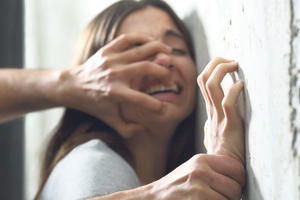 GOTOVO ISKOPAO OČI SUPRUZI: Stravično porodično nasilje, ŽENA ĆE OSTATI POTPUNO SLEPA!