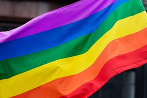 POBUNA U AUSTRIJI: Crkve okačile LGBT zastave, prkose odluci Vatikana