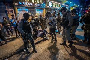 DRAMATIČNO U HONGKONGU: Demonstranti ponovo preplavili ulice, policija upotrebila suzavac! (VIDEO)