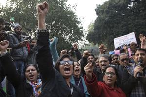 NJU DELHI BLOKIRAN: Studenti, umetnici i pisci na ulicama, traže ukidanje zakona o državljanstvu (FOTO)