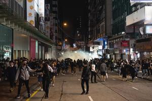 HAPŠENJA U HONGKONGU TOKOM BOŽIĆNIH PAZNIKA: Policija privela 336 ljudi, protesti i dalje traju! (VIDEO)