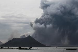 DRAMA NA FILIPINIMA! EVAKUIŠE SE SKORO POLA MILIONA LUDI: Moguća je razorna erupcija vulkana! Taal već izbacuje lavu!