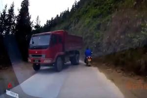 BRZI REFLEKSI MU SAČUVALI GLAVU! Kamion se zaneo u zlom času i krenuo ka motociklisti! (VIDEO)