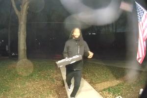 LAŽNI DOSTAVLJAČ PICE! Ukrao pakete ispred kuće, snimile ga kamere, obrukao se za ceo život, a unutra ŠAMPON! (VIDEO)