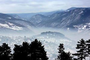 SARAJEVO SE I DALJE GUŠI U SMOGU: Ovako izgleda pogled na prestonicu BiH sa planine! (VIDEO)