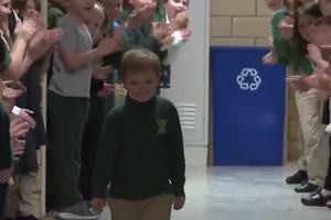 LEKCIJA IZ LJUDSKOSTI! Drugovi u školi dočekali dečaka koji je pobedio leukemiju, na licima suze radosnice! (VIDEO)