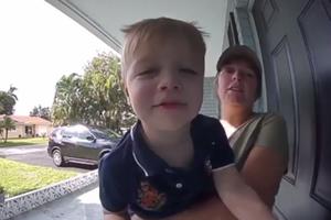 JOJ, OVO JE BOLELO! Dečak je želeo da pozdravi tatu preko kamere interfona, ali se nije dobro proveo! (VIDEO)